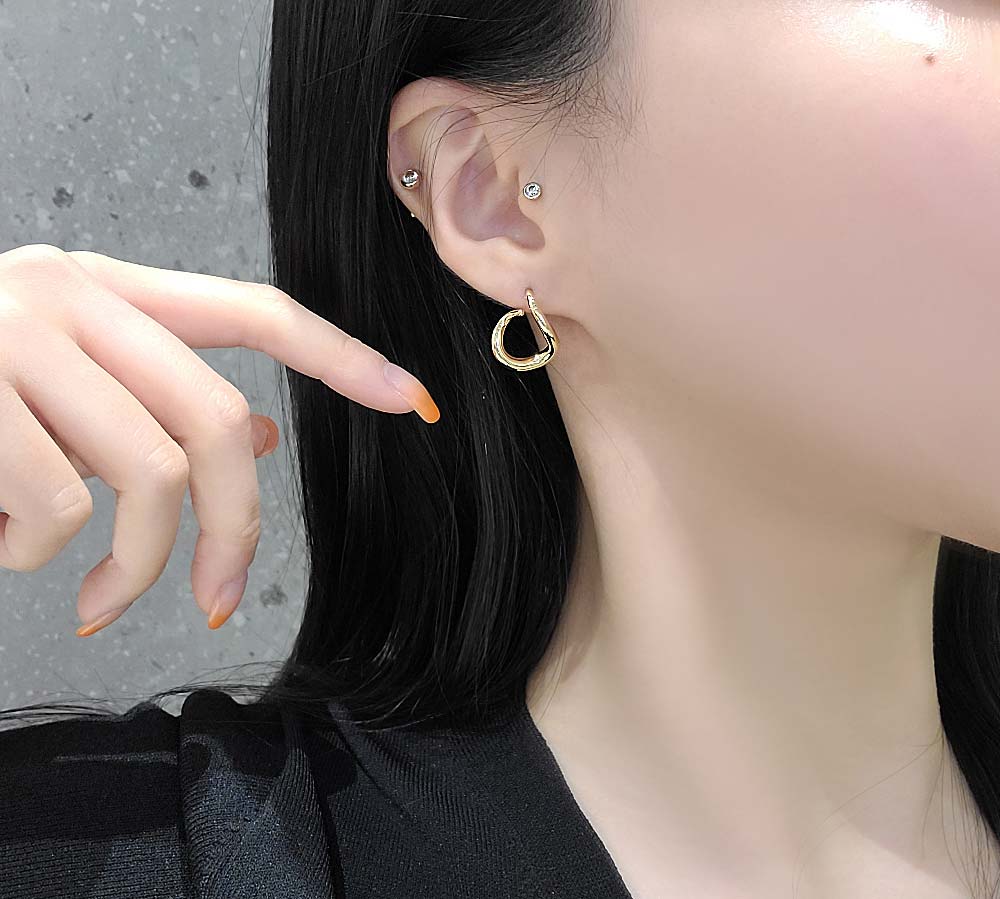 925 silver bold wave water drop line earring (celebrity style) wearing Kim So-hyun